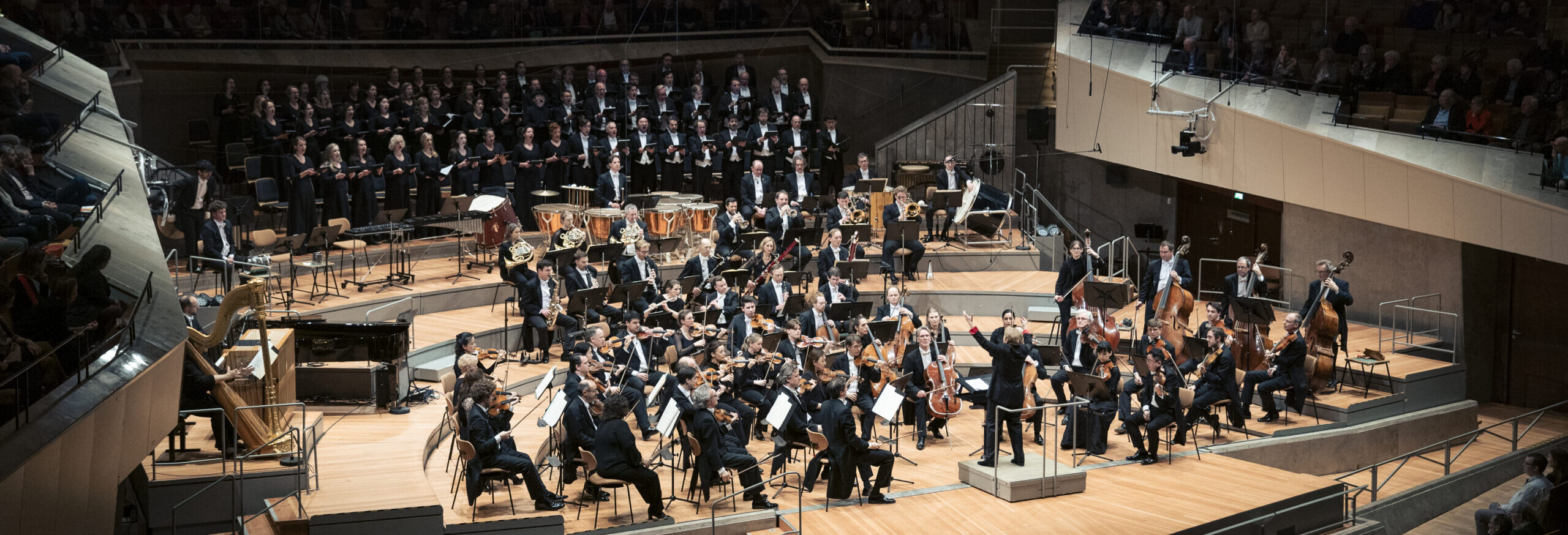 Marin Alsop dirige le Berliner Philharmoniker et le Rundfunkchor Berlin. Crédit : Lena Laine