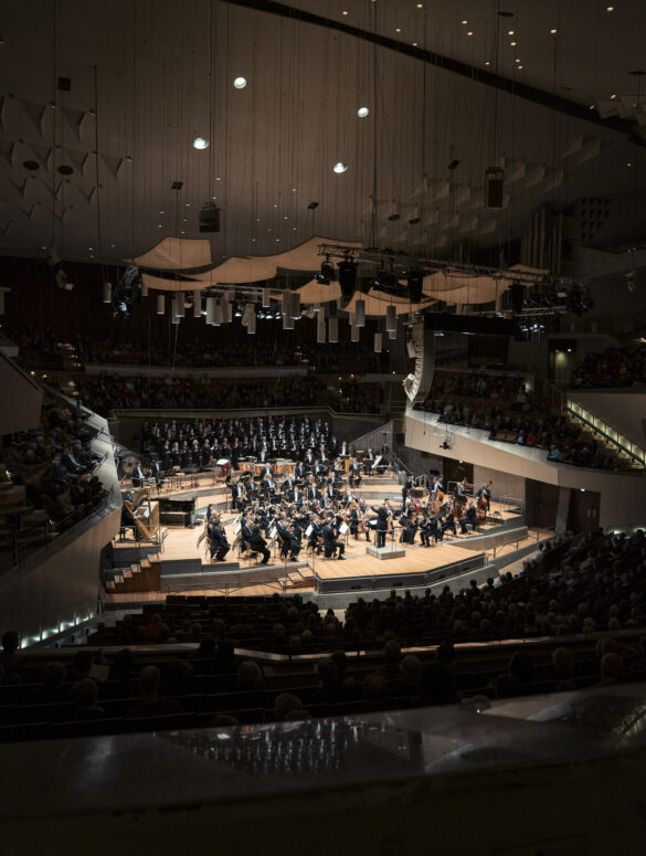 Marin Alsop à la direction du Berliner Philharmoniker et du Rundfunkchor Berlin. Crédit : Lena Laine