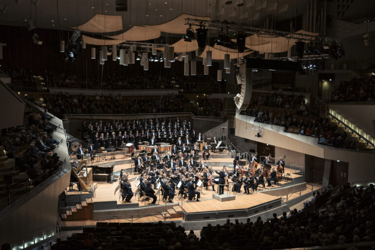 Marin Alsop à la direction du Berliner Philharmoniker et du Rundfunkchor Berlin. Crédit : Lena Laine