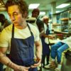Jeremy Allen White (Carmen “Carmy” Berzatto) et les membres principaux du casting, dans The Bear. Crédit : FX