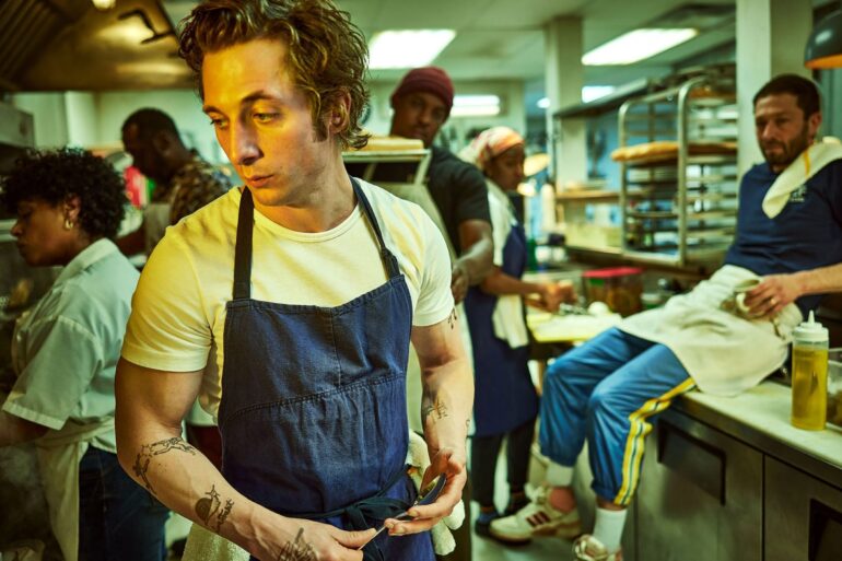 Jeremy Allen White (Carmen “Carmy” Berzatto) et les membres principaux du casting, dans The Bear. Crédit : FX