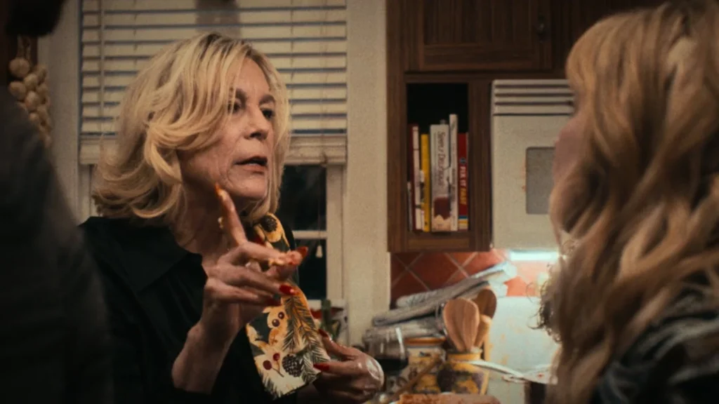 Jamie Lee Curtis (Donna Berzatto), dans The Bear. Crédit : FX